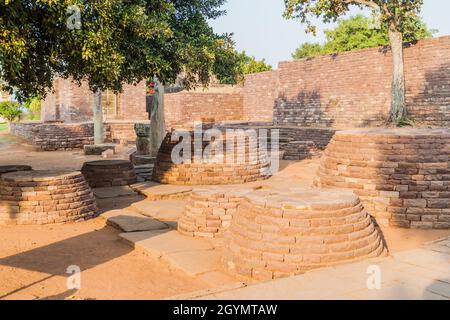 Piccoli stupa buddisti a Sanchi, Madhya Pradesh, India Foto Stock