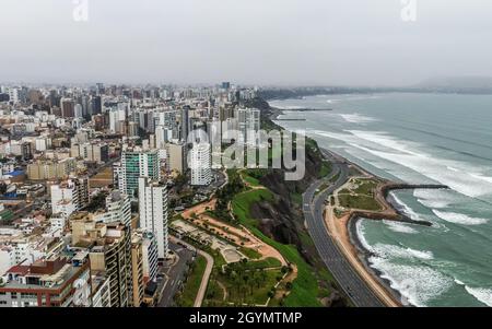 Vista aerea panoramica sulla costa di Miraflores a Lima, Perù Foto Stock