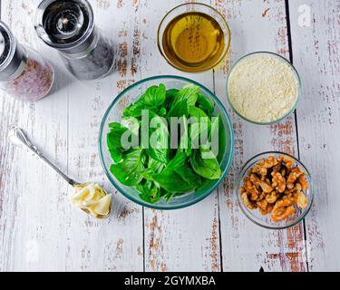 Ingredienti per la preparazione del Pesto Basilico olio Noci formaggio Garlic Foto Stock