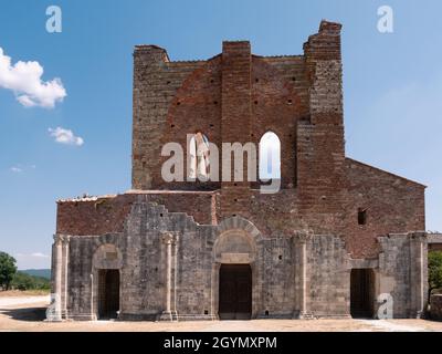 Abbazia di San Galgano o Abbazia di San Galgano Chiesa in rovina ingresso con facciata gotica Foto Stock