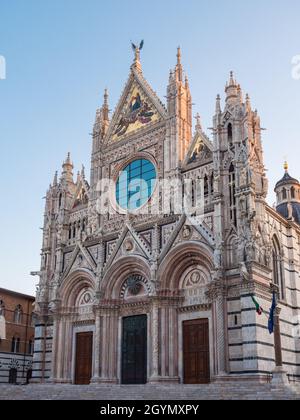 Siena Catedral o Duomo di Siena facciata Ovest esterno in stile gotico italiano in Toscana Foto Stock