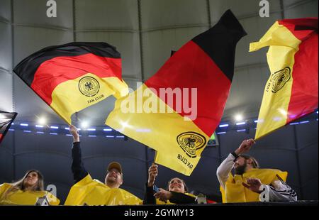 Amburgo, Germania. 8 ottobre 2021. Primo: 08.10.2021 Fuvuball: Calcio: Nazionale WM QUALIFICAZIONE Germania - Rumv §nien Germania, tifosi, bandiera, sostenitori Credit: dpa/Alamy Live News Foto Stock