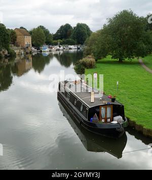 Il fiume Ouse a St Neots con barca stretta, parco an Foto Stock