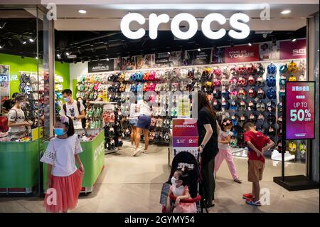 Gli amanti dello shopping sono visti presso il negozio di Crocs, produttore americano di scarpe, a Hong Kong. Foto Stock