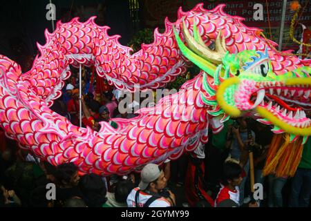 Liong o drago è stato sfilato durante la celebrazione di Cap Go Meh nella città di Bogor. Cap Go Meh è il giorno di chiusura di una serie di Capodanno cinese. Foto Stock