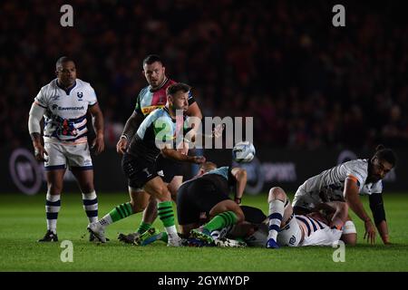 Twickenham Stoop Stadium, Regno Unito. 8 ottobre 2021. Harlequins' Danny Care passa durante la partita Gallagher English Premiership tra Harlequins e Bristol Bears: Credit: Ashley Western/Alamy Live News Foto Stock