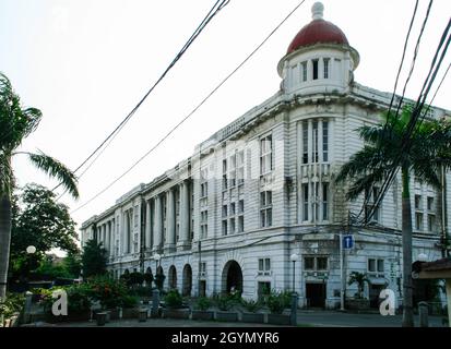 Un vecchio edificio nell'area di Kota Tua, Jakarta. Kota Tua era il centro del governo in epoca coloniale. Foto Stock