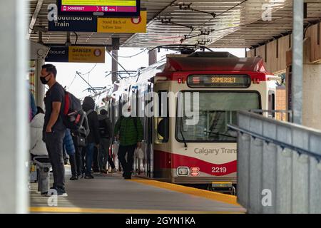 22 maggio 2021 - i passeggeri che sbarcano un Calgary Transit CTrain si fermisero alla stazione di Chinook Foto Stock