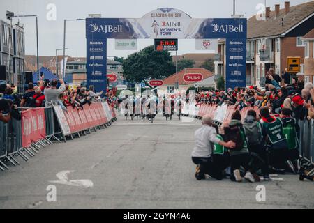 8 Ottobre 2021 Tour delle donne. Fase 5. Da Colchester a Clacton sul mare. Lorena Wiebes (DSM) vince la tappa 5 del tour AJ Bell WomenÕs. Foto di Simon Gill Foto Stock