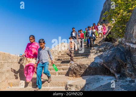 JUNAGADH, INDIA - 10 FEBBRAIO 2017: Persone sui gradini di Girnar Hill, Gujarat stato, India Foto Stock