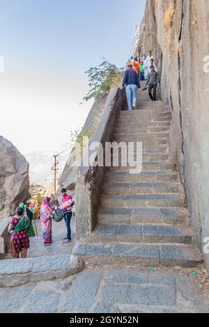 JUNAGADH, INDIA - 10 FEBBRAIO 2017: Persone sui gradini di Girnar Hill, Gujarat stato, India Foto Stock