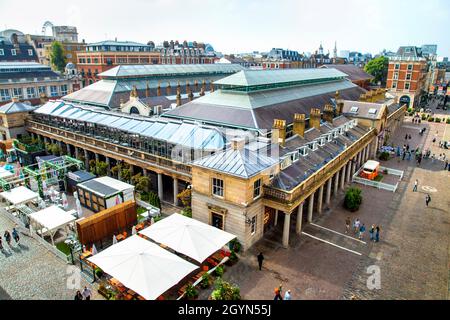Vista sul mercato di Covent Garden dalla terrazza Royal Opera House, Londra, Regno Unito Foto Stock