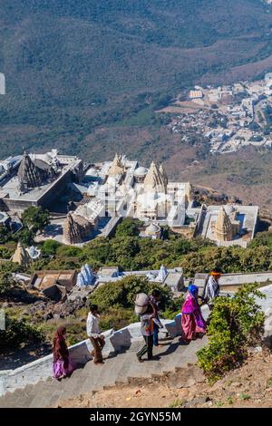 JUNAGADH, INDIA - 10 FEBBRAIO 2017: La gente sui passi a Girnar Hill, Gujarat stato, India Foto Stock