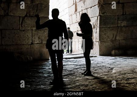MICENAE, GRECIA, GENNAIO - 2020 - persone all'interno della famosa tomba di agamemnon, zona delle micene, grecia Foto Stock
