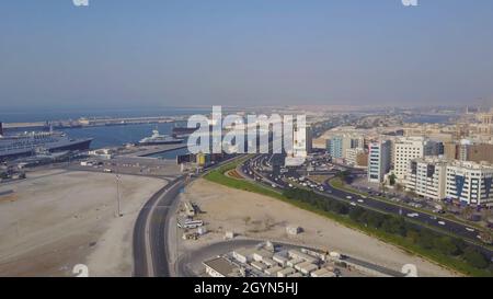 Autostrada su Dubai. Vista aerea delle Isole del mondo a Dubai. Le isole erano destinate ad essere sviluppate con complessi alberghieri e ville di lusso, come la Th Foto Stock