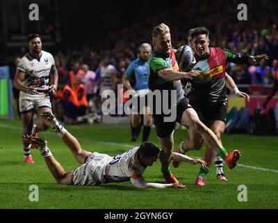 Twickenham Stoop Stadium, Regno Unito. 8 ottobre 2021. Il Tyrone Green di Harlequins segna il sesto tentativo durante la partita Gallagher English Premiership tra Harlequins e Bristol Bears: Credit: Ashley Western/Alamy Live News Foto Stock