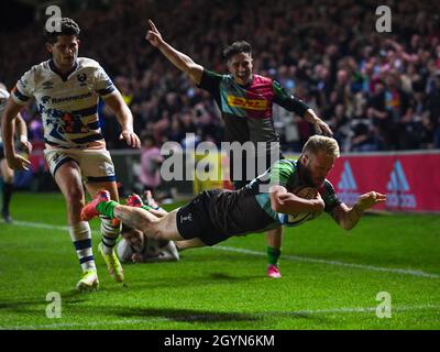 Twickenham Stoop Stadium, Regno Unito. 8 ottobre 2021. Il Tyrone Green di Harlequins segna il sesto tentativo durante la partita Gallagher English Premiership tra Harlequins e Bristol Bears: Credit: Ashley Western/Alamy Live News Foto Stock