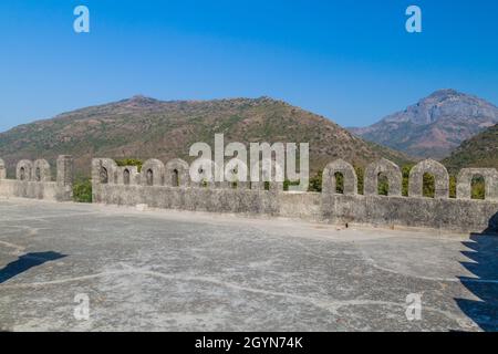 Veduta della collina di Girnar dal Forte di Uparkot in Junagadh, stato di Gujarat, Indiaia Foto Stock