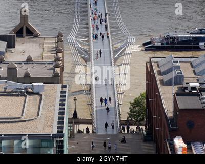 Londra, Greater London, Inghilterra, agosto 24 2021: Persone che camminano attraverso il lato nord del Millennium Bridge sul Tamigi. Foto Stock