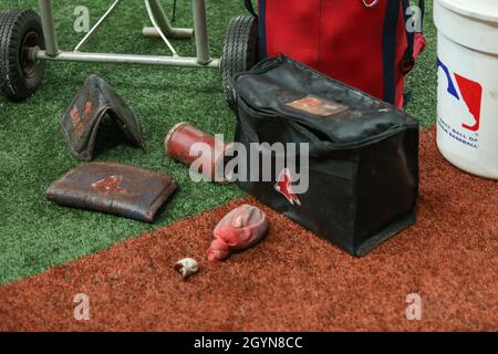 San Pietroburgo, Florida. USA; Una visione generale di alcune delle attrezzature dei Boston Red Sox nelle prove preliminari prima della American League Division Series a Tro Foto Stock