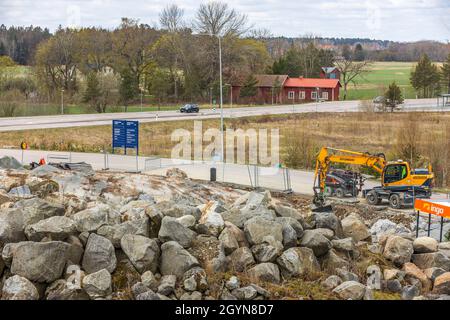 Vista ravvicinata dei lavori di costruzione su terreni rocciosi. Svezia. Enkoping. Foto Stock