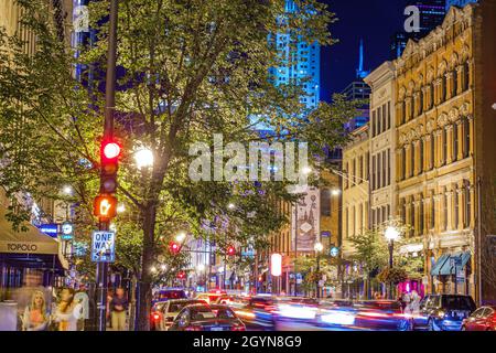 Chicago, Illinois, River North Downtown North Clark Street notte edifici traffico Foto Stock