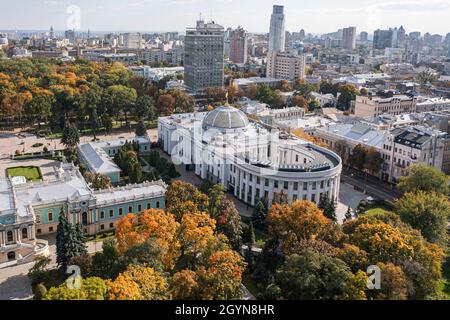 Kiev, Ucraina - 6 ottobre 2021: Edificio Verkhovna Rada (parlamento) a Kiev. Vista dal drone Foto Stock