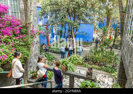 Città del Messico, messicano, ispanico, Coyoacan, del Carmen, Museo Frida Kahlo, Blue House cortile centrale giardino donne in visita Foto Stock