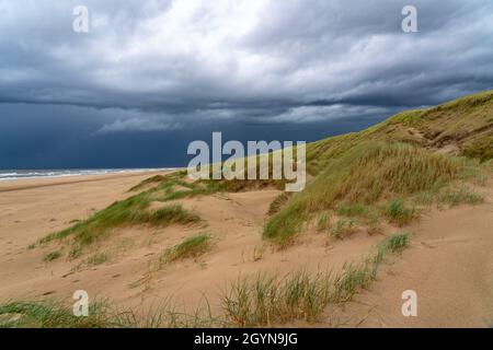 Paesaggio delle dune, spiaggia, nuvole di tempesta scura, autunno sul Mare del Nord in Olanda del Nord, tra le città di Egmond aan Zee e Bergen aan Zee, Paesi Bassi Foto Stock