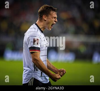 Amburgo, Germania. 08 ottobre 2021. Torjubel Joshua Kimmich (Deutschland) Deutschland - Rumänien 08.10.2021, Fussball; WM-quali, Qualifikation, Saison 2021/22 Foto: Moritz Müller Copyright (nur für journalistische Zwecke) vicino: Moritz Müller, Wilhelm-Raabe-18 Str., 40470 Düsseldorf. Tel 0211-13954918. MB.: 0176-81034275; Honorar zzgl. 7%UmSt. + Belegexemplar; Commerzbank, Konto: 3813045, BLZ: 30040000; IBAN: DE49 3004 0000 0381 3045 00; Finanzamt Düsseldorf-Nord, Steuernummer: 105/5193/1677 Credit: Moritz Müller/Alamy Live News Foto Stock