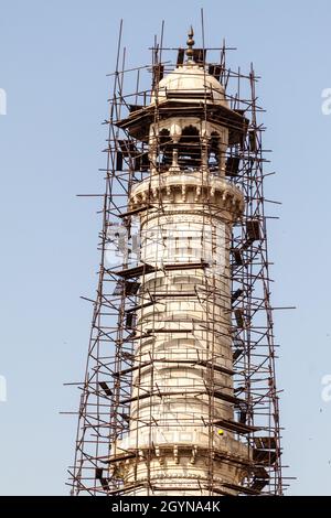 Minareto di Taj Mahal in Agra sotto impalcatura, India Foto Stock