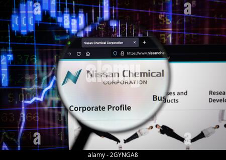 Nissan Chemical Corporation logo su un sito web con blurry mercato azionario sviluppi in background, visto su uno schermo del computer Foto Stock