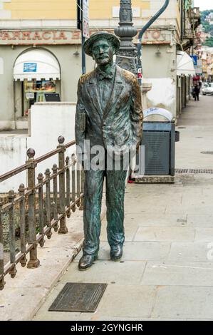 Statua in bronzo dello scrittore irlandese James Joyce su Ponterosso, attraverso il Canal Grande, Trieste, Italia Foto Stock