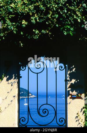 Porta con vista mare a Roquebrune Cap Martin nella regione Costa Azzurra della Francia. Foto Stock