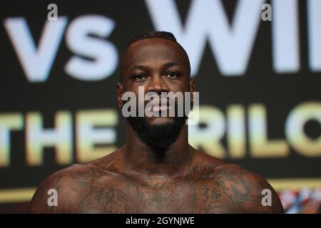 Las Vegas, Stati Uniti. 08 ottobre 2021. Deontay Wilder sul palco per il Weigh-in della Tyson Fury vs Deontay Wilder III 12 round Heavyweight boxing match, alla MGM Grand Garden Arena di Las Vegas, Nevada, venerdì 8 ottobre 2021. Foto di James Atoa/UPI Credit: UPI/Alamy Live News Foto Stock