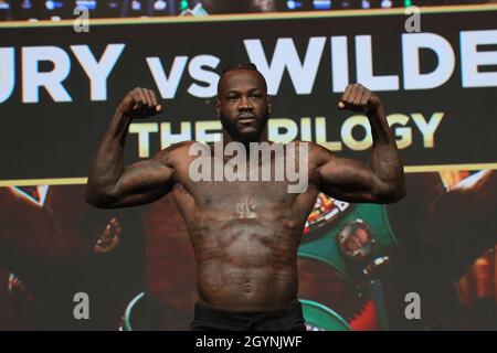 Las Vegas, Stati Uniti. 08 ottobre 2021. Deontay Wilder si pone sul palco durante il Weigh-in della Tyson Fury vs Deontay Wilder III 12-round Heavyweight boxing match, alla MGM Grand Garden Arena di Las Vegas, Nevada, venerdì 8 ottobre 2021. Foto di James Atoa/UPI Credit: UPI/Alamy Live News Foto Stock