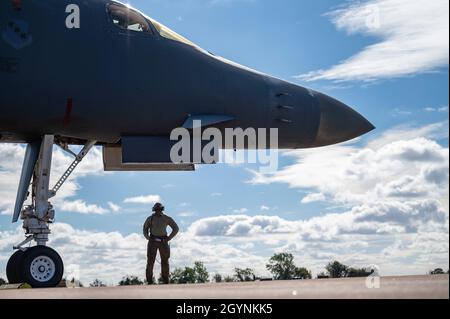 Un 9 capo dell'equipaggio della Bomb Squadron di Expeditionary si trova accanto ad un B-1B Lancer alla RAF Fairford, Regno Unito, 6 ottobre 2021. I bombardieri strategici contribuiscono alla stabilità del teatro europeo grazie alla loro velocità, flessibilità e portata intrinseche. (STATI UNITI Air Force foto di Senior Airman Colin Hollowell) Foto Stock