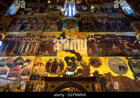 Cattedrale della Dormizione (Assunzione) nel Cremlino di Mosca, Russia. Bella decorazione interna dipinta della Chiesa Ortodossa. Antichi affreschi con icone all'interno luxur Foto Stock