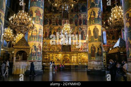 Cattedrale della Dormizione (Assunzione) nel Cremlino di Mosca, Russia. Bella decorazione interna dipinta della Chiesa Ortodossa. Antichi affreschi con icone all'interno luxur Foto Stock