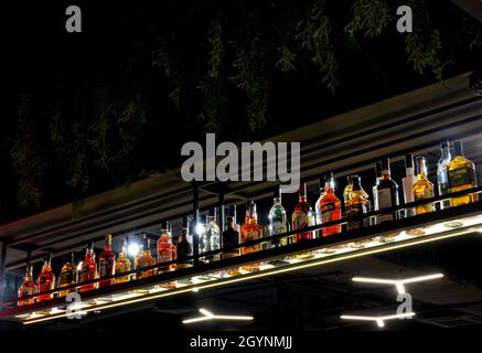 Mosca – 24 giugno 2021: Bottiglie di alcol esposte sullo scaffale in bar, bevande spiritose in pab. Vista di whiskey, liquore e vino nel night club interno ba Foto Stock
