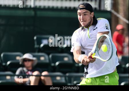 Indian Wells, USA. 08 ottobre 2021. Tennis, ATP Tour - Indian Wells, Men, 1° turno, Jan-Lennard Struff (Germania) - Daniel Elahi Galan (Colombia): Il professionista di tennis Jan-Lennard Struff gioca una palla durante il primo turno. Credit: Maximilian Haupt/dpa/Alamy Live News Foto Stock