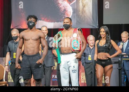 Las Vegas, Stati Uniti. 08 ottobre 2021. LAS VEGAS, NV - 8 OTTOBRE: Efe Ajagba (a sinistra) e Frank Sanchez (a destra) si confrontano per il loro evento principale di peso pesante domani alla MGM Grand Garden Arena per Tyson Fury vs Deontay Wilder III - Weigh-ins l'8 ottobre 2021 a Las Vegas, NV, Stati Uniti. (Foto di Louis Grasse/PxImages) Credit: PX Images/Alamy Live News Foto Stock