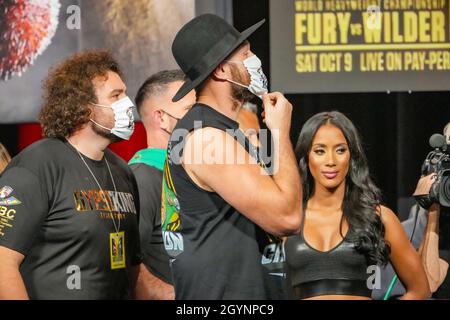 Las Vegas, Stati Uniti. 08 ottobre 2021. LAS VEGAS, NV - 8 OTTOBRE: Tyson Fury e il suo team cusing alla squadra di Wilder mentre completava la sua intervista sul palco i pesanti ufficiali alla MGM Grand Garden Arena per Tyson Fury vs Deontay Wilder III - Weigh-ins l'8 ottobre 2021 a Las Vegas, NV, Stati Uniti. (Foto di Louis Grasse/PxImages) Credit: PX Images/Alamy Live News Foto Stock