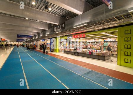 tokyo, giappone - dicembre 06 2019: Negozio di libri nel terminal 3 dell'aeroporto internazionale Narita progettato come pista da corsa interna di un colore Foto Stock