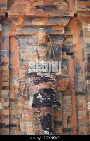 Particolare di pietra arenaria erosa figura sulla facciata di una delle antiche torri po Nagar Cham, situata sul monte Cù Lao a Nha Trang, Vietnam Foto Stock