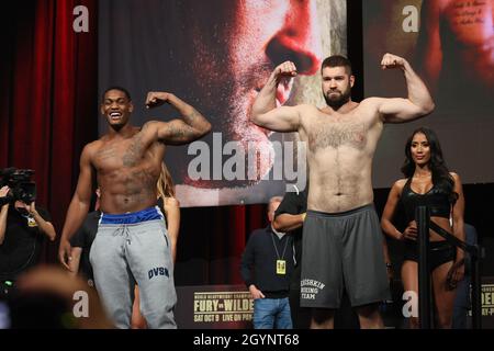 Las Vegas, Stati Uniti. 08 ottobre 2021. Jared Anderson (a sinistra) e Vladimir Tereshkin sul palco per il Weigh-in della Tyson Fury vs Deontay Wilder III 12-round Heavyweight boxing match, alla MGM Grand Garden Arena di Las Vegas, Nevada, venerdì 8 ottobre 2021. Foto di James Atoa/UPI Credit: UPI/Alamy Live News Foto Stock