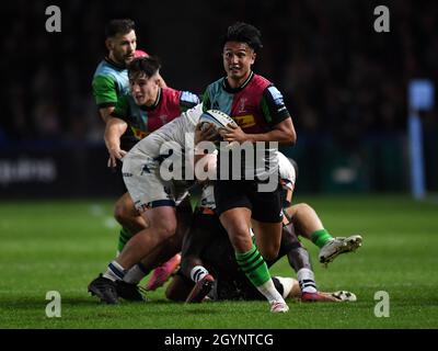 Twickenham Stoop Stadium, Regno Unito. 8 ottobre 2021. Marcus Smith di Harlequins in azione durante il gioco Gallagher English Premiership tra Harlequins e Bristol Bears: Credit: Ashley Western/Alamy Live News Foto Stock