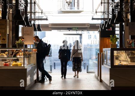 I clienti acquistano presso il Mercado de San Miguel di Madrid nella storica Los Austrias barrio mercoledì 6 ottobre 2021. Questa settimana, il Ministero della Sanità Foto Stock