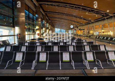 Le indicazioni su avvisano i passeggeri di mantenere la distanza al Terminal T1 dell’aeroporto Madrid-Barajas di Madrid, Spagna, giovedì 7 ottobre 2021. Questa settimana, il HE Foto Stock