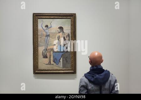 Visitatore di fronte al dipinto "Young Acrobat on a Ball" di Pablo Picasso (1905) esposto alla mostra "icone d'arte moderna della collezione Morozov" della Fondazione Louis Vuitton a Parigi, Francia. La mostra si svolge fino al 22 febbraio 2022. Foto Stock